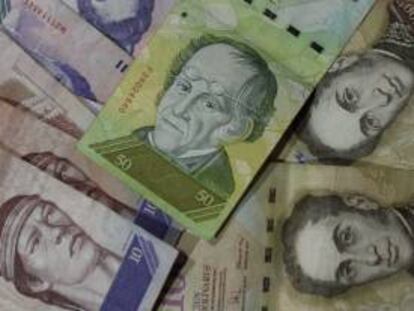 En la imagen billetes de bolívares venezolanos en Caracas (Venezuela).