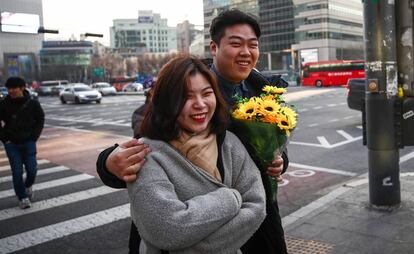 Una pareja en una calle de Seúl.
