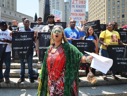 Activistas en Nueva York durante un mitin para hablar de las muertes de prisioneros de Rikers, el 11 de julio.