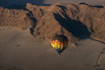 Durante los 25 años de historia como país independiente que celebrará en 2015, Namibia ha hecho grandes esfuerzos por lograr un desarrollo sostenible, también a través del turismo. Fue el primer país africano en incluir la protección del medio ambiente en su constitución e implica y potencia a las comunidades locales e indígenas en las iniciativas para su conservación.