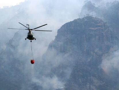 helicóptero sobrevuela el incendio forestal en Tepoztlán, México