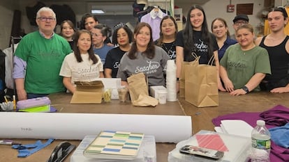 El maestro de costura Hugo Herrera (izquierda) acompañado de varias de sus estudiantes en el taller de costura, en Nueva York.