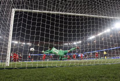 El portero del PSG Salvatore Sirigu para un penalty lanzado por Rolfes del Leverkusen.