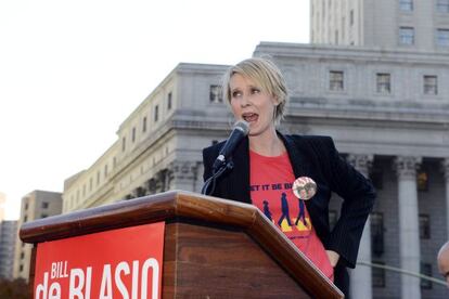 Cynthia Nixon haciendo campaña por De Blasio en Nueva York.