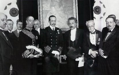 King Alfonso XIII (center, with eyes shut) standing next to Albert Einstein.
