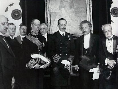 King Alfonso XIII (center, with eyes shut) standing next to Albert Einstein.