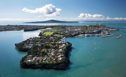 Vista aérea de Stanley Point, al norte de Auckland. Al fondo, la isla de Rangitoto (Nueva Zelanda).