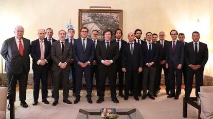 Milei, reunido el sábado en Madrid con el presidente de la CEOE, Antonio Garamendi (a su derecha), y 14 altos ejecutivos de empresas españolas, todos ellos hombres, además del embajador. La imagen fue difundida por la Embajada de Argentina en España.