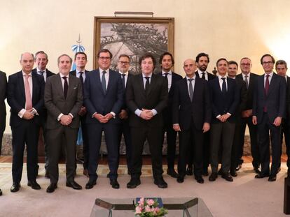 Milei, reunido el sábado en Madrid con el presidente de la CEOE, Antonio Garamendi (a su derecha), y 14 altos ejecutivos de empresas españolas, todos ellos hombres, además del embajador. La imagen fue difundida por la Embajada de Argentina en España.