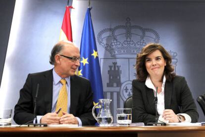 Cristóbal Montoro y Soraya Sáenz de Santamaría, tras el Consejo de Ministros.