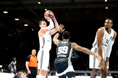 Hezonja lanza ante Tucker.