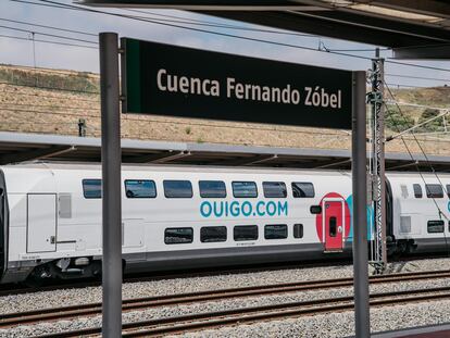 Un tren de Ouigo en la estación de alta velocidad de Cuenca.