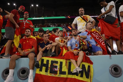 Aficionados españoles se lamentan tras la derrota de la selección por penaltis ante Marruecos.