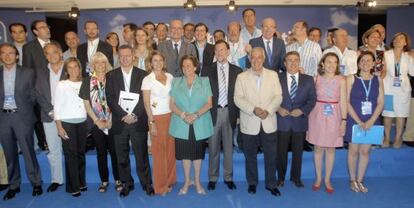 El lider de los populares, Mariano Rajoy, junto a los alcaldes de su partido, en la 18 intermunicipal de Sevilla.