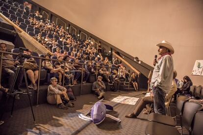 El líder yaqui Tomás Rojo, durante una asamblea de no violencia en Tijuana, Baja California