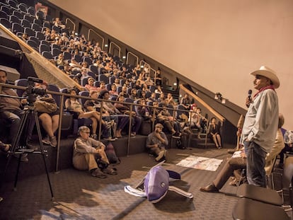 El líder yaqui Tomás Rojo, durante una asamblea de no violencia en Tijuana, Baja California, en junio de 2019.