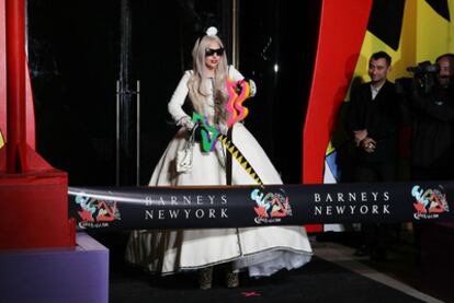 Lady Gaga, cortando la cinta inaugural de su tienda.