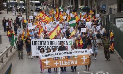 Custodio Ballester encabezando la manifestación, ayer, camino del Ayuntamiento de l'Hopitalet de Llobregat.