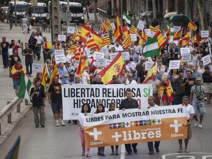 Custodio Ballester encapçalant la manifestació, ahir, camí de l'Ajuntament de l'Hopitalet de Llobregat.
