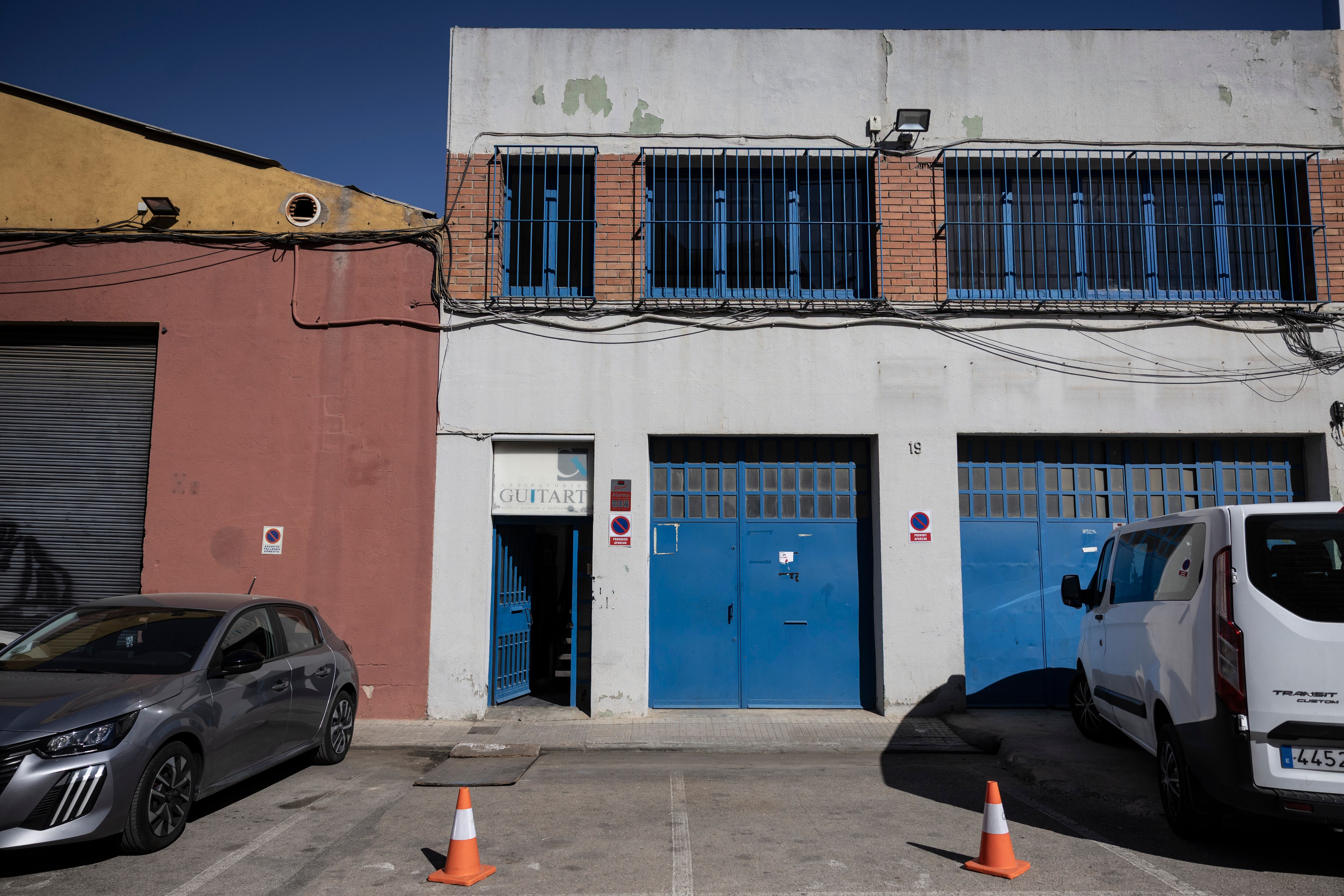 La entrada de una iglesia evangélica en un polígono industrial del barrio de la Sagrera.