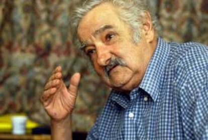 En la imagen un registro del presidente de Uruguay, José Mujica, quien está de acuerdo en que la papelera pase de producir un millón de toneladas de celulosa al año a 1,2 millones, pero Argentina se opone por ahora al alza. EFE/Archivo