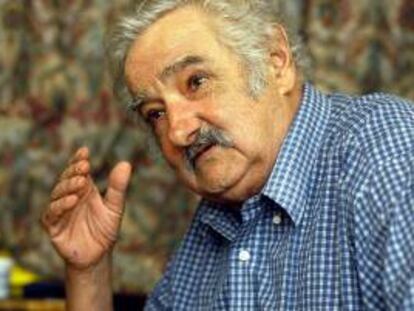 En la imagen un registro del presidente de Uruguay, José Mujica, quien está de acuerdo en que la papelera pase de producir un millón de toneladas de celulosa al año a 1,2 millones, pero Argentina se opone por ahora al alza. EFE/Archivo
