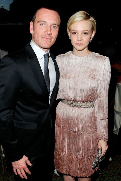 Maravilloso vestido de flecos rosa pálido en el cual va enfundada Carey Mulligan. A su lado, un complemento inmejorable, el actor Michael Fassbender.