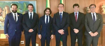 En el centro, el consejero delegado de Globalia, Javier Hidalgo, y el presidente brasileño, Jair Bolsonaro.