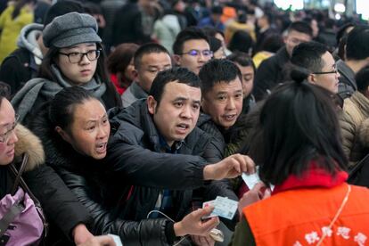 Pasajeros en una estación piden la devolución del dinero del billete el lunes después de retrasos por las nevadas en Hangzhou, Zhejiang.