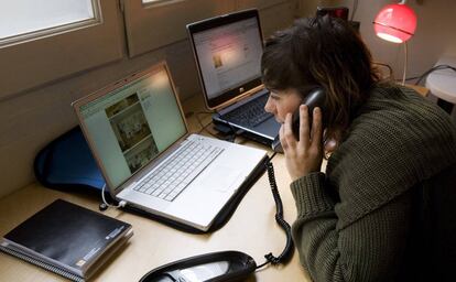 Una mujer habla por tel&eacute;fono.