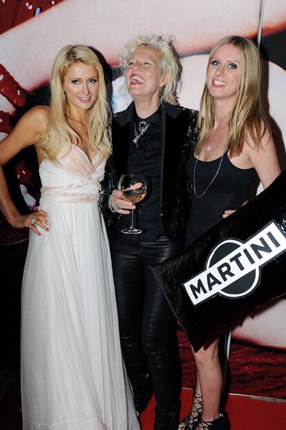 En la fiesta Terrazza Martini, Paris y Nicky Hilton se lo pasaron muy bien con la fotógrafa Ellen Von Unwerth.