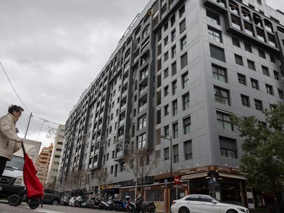 Edificio de viviendas de las calles Trafalgar, Luis Bolinches Company e Higinio Noja, en Valencia, cubierto por planchas de composite y cercano a la ubicación de una falla.