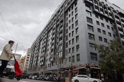 Edificio de viviendas de las calles Trafalgar, Luis Bolinches Company e Higinio Noja, en Valencia, cubierto por planchas de composite y cercano a la ubicación de una falla.