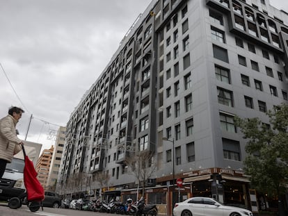 Edificio de viviendas de las calles Trafalgar, Luis Bolinches Company e Higinio Noja, en Valencia, cubierto por planchas de composite y cercano a la ubicación de una falla.