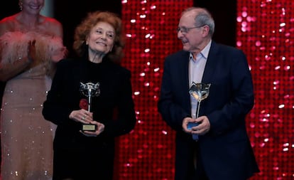 Los actores Julia y Emilio Gutiérrez Caba reciben el premio de Honor en la ceremonia de los Premios Feroz 2020, el pasado 16 de enero.