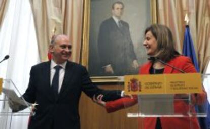 El ministro del Interior, Jorge Fernández Díaz, y la ministra de Empleo y Seguridad Social, Fátima Báñez, tras la firma de un convenio de cooperación en materia de lucha contra el empleo irregular y el fraude a la Seguridad Social entre ambos ministerios, celebrada esta mañana en Madrid. EFE/Kote Rodrigo