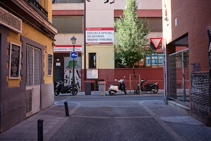 Fachada de la Escuela Oficial de Idiomas Madrid-Tribunal, situada en la calle de Santa.