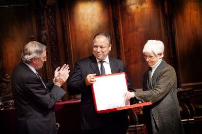 Fathi Chamkhi recibe el premio de la Fundación Alfons Comín.