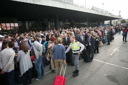 Cues de passatgers a l&#039;estaci&oacute; de Sants de Barcelona.