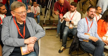 Ximo Puig (a la derecha), líder del PSPV, y Luis Tudanca, líder del PSOE de Castilla y León, en la reunión del comité federal del PSOE, en la sede del partido en Madrid.  