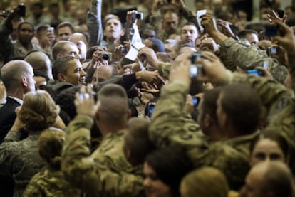 Barack Obama saluda a los soldados tras dirigirse a ellos en la base aérea de Bagram.