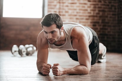 Imagine su cuerpo como un enorme vecindario. Es difícil mover un músculo sin que el de al lado se entere y participe, aunque sea con un papel secundario. Existen una gran variedad de ejercicios aparentemente sencillos que aglutinan varios grupos musculares, que a su vez acopian los más de 600 músculos del cuerpo humano (<a href="http://www.who.int/dietphysicalactivity/factsheet_recommendations/es/" target="_blank">la OMS</a> recomienda practicar actividades para fortalecerlos dos o más veces por semana, para mejorar las funciones cardiorrespiratorias y musculares, así como la salud ósea). El trabajo de fuerza contribuye, además, a deshacerse de la grasa, según contó a BUENAVIDA Ignacio Refoyo Román, doctor en Ciencias de la Actividad Física y del Deporte y director en funciones del departamento de Deportes de la Universidad Politécnica de Madrid. La buena noticia es que, con poco tiempo, se pueden tonificar muchas fibras a la vez. La mala: la actuación incorrecta de uno de los músculos que juegan un papel secundario puede acabar en lesión. Los expertos nos dan las claves para aprovechar estos seis ejercicios estrella.