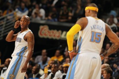 Carmelo Anthony y Chauncey Billups cruzan las miradas durante el partido ante Miami