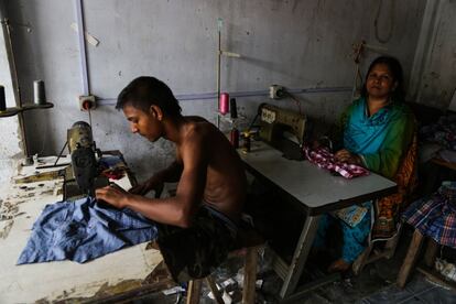 Kazi Begum posa en su taller de confección de chaquetas y vestidos en una localidad del norte de Bangladesh. Kazi está entusiasmada con la marcha de su negocio, para el que tiene cinco trabajadores a su cargo, y tiene en mente continuar ampliándolo.