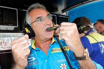 El patrón de Renault, Flavio Briatore, celebra el doblete de sus pilotos.