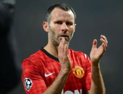 Ryan Giggs aplaude tras abandonar el terreno de juego.