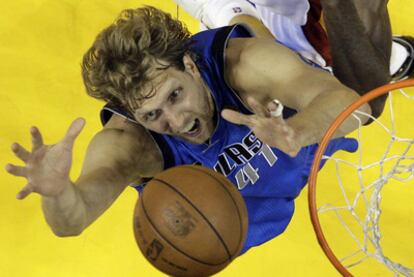 Nowitzki busca un rebote ante Miami.