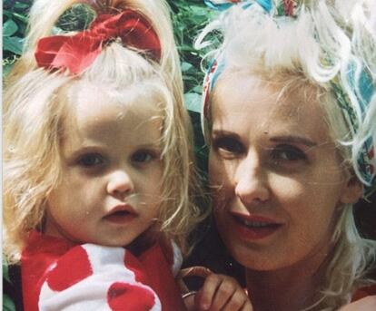 La última foto que colgó Peaches Geldof en Instagram. "Mamá y yo", escribió junto a esta imagen de Paula Yates con ella en sus brazos.