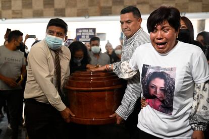 Elizabeth Otavalo llora con la mano en el féretro de su hija, la abogada María Belén Bernal el 22 de septiembre en Quito Ecuador