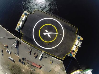 Plataforma flotante en el Atl&aacute;ntico para que descienda la primera etapa del cohete Falcon9.